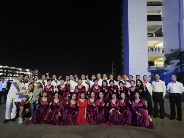 赛后威廉希尔中文官网教职工合唱队合影留念（发文稿）.jpg